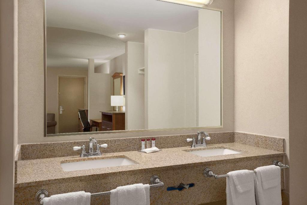 Ramada by Wyndham Rockville Centre