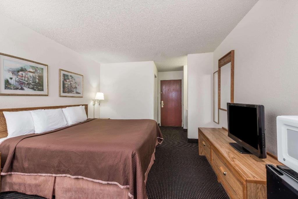 Baymont by Wyndham Iowa Lake Charles