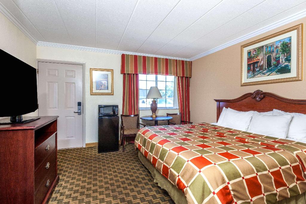 Days Inn & Suites by Wyndham Roseville/Detroit