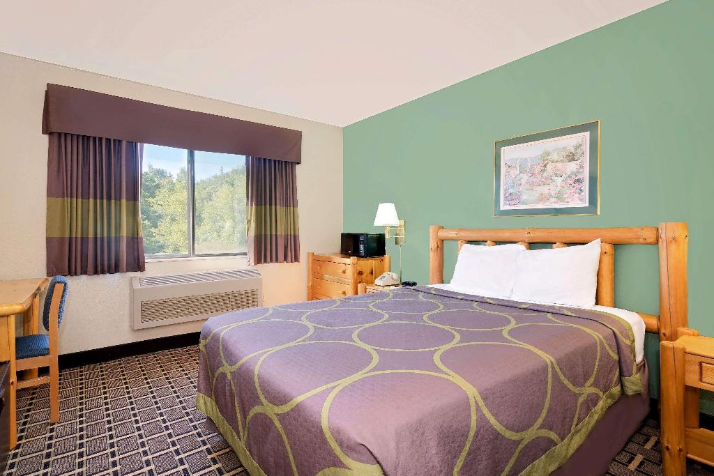 Super 8 by Wyndham Cloquet