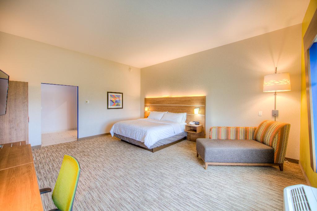 Holiday Inn Express & Suites Remington