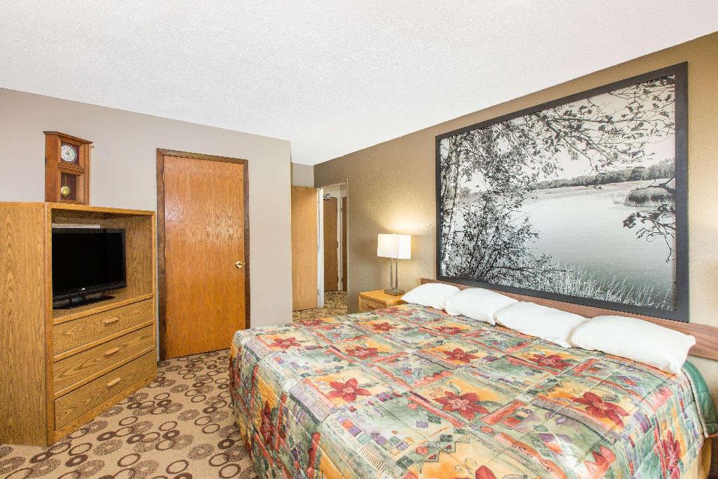 Super 8 by Wyndham Blue Earth