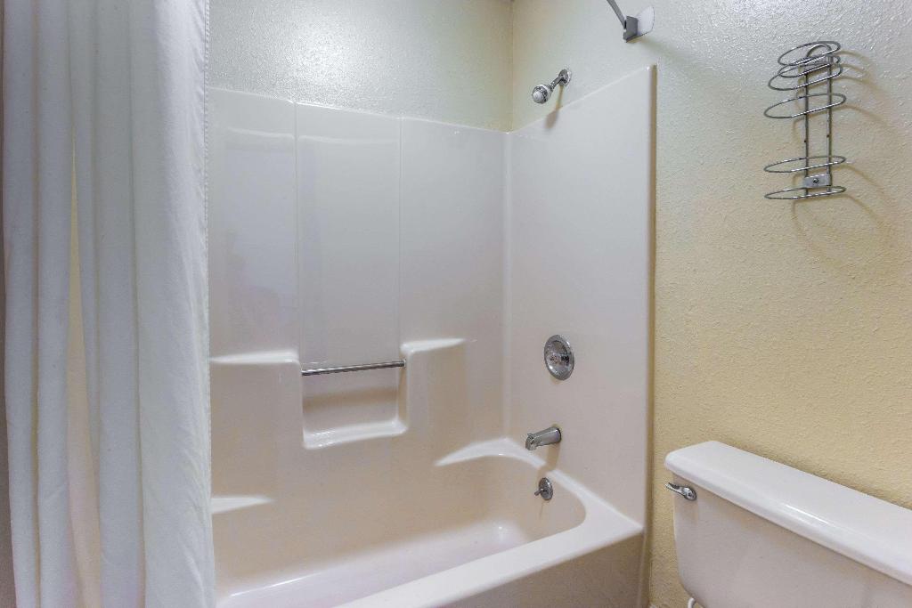 Super 8 by Wyndham Hartford WI