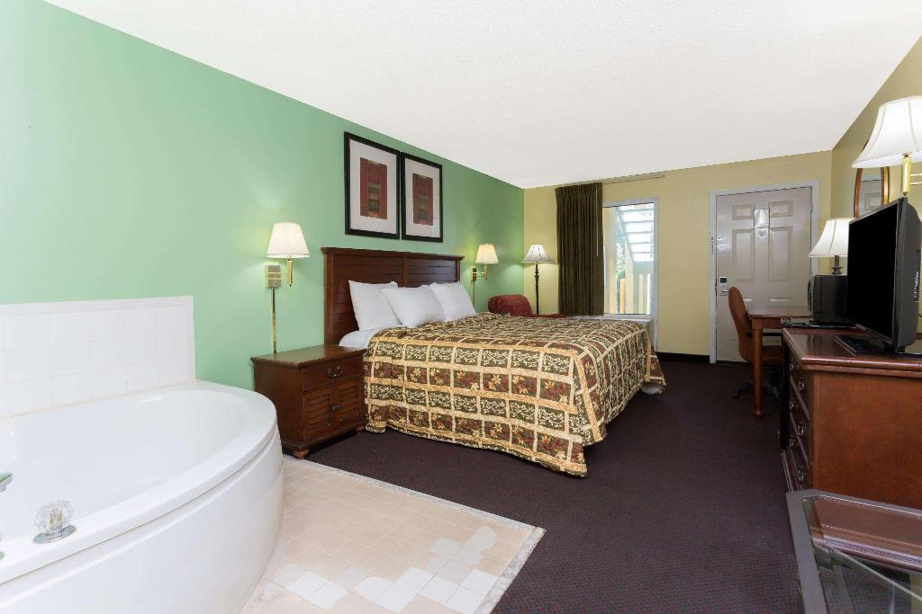 Days Inn by Wyndham Lamont/Monticello