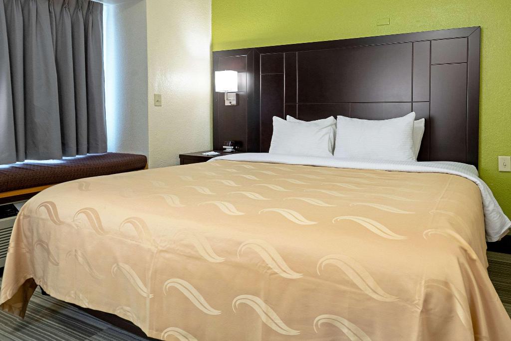 Quality Inn & Suites Robbinsville
