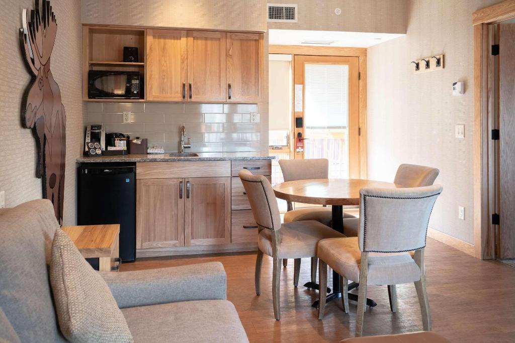 Moose Hotel & Suites