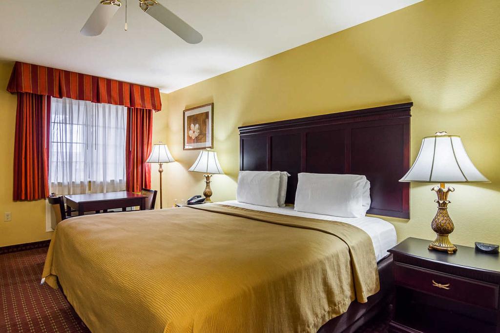 Econo Lodge Inn & Suites