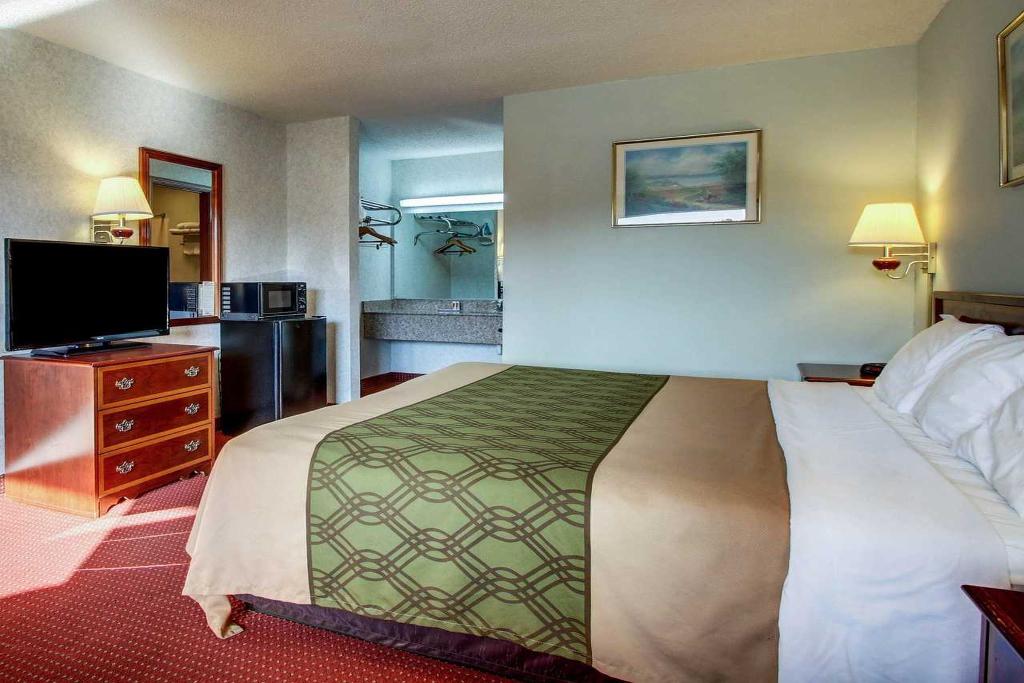 Econo Lodge Inn & Suites Forest