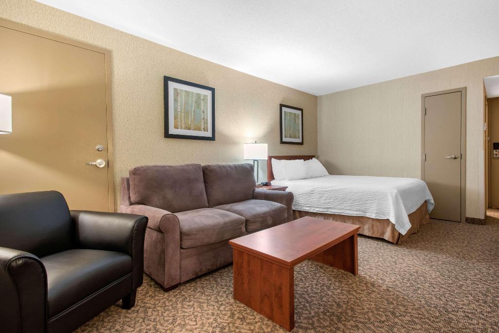 Clarion Hotel & Suites Brandon
