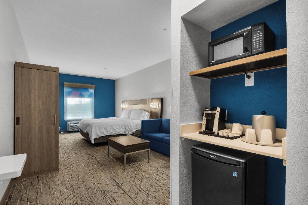 Holiday Inn Express and Suites Destin E Commons Ma