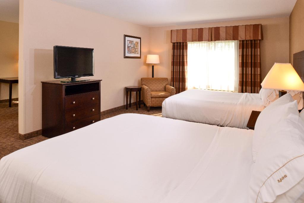 Holiday Inn Express and Suites Fairmont
