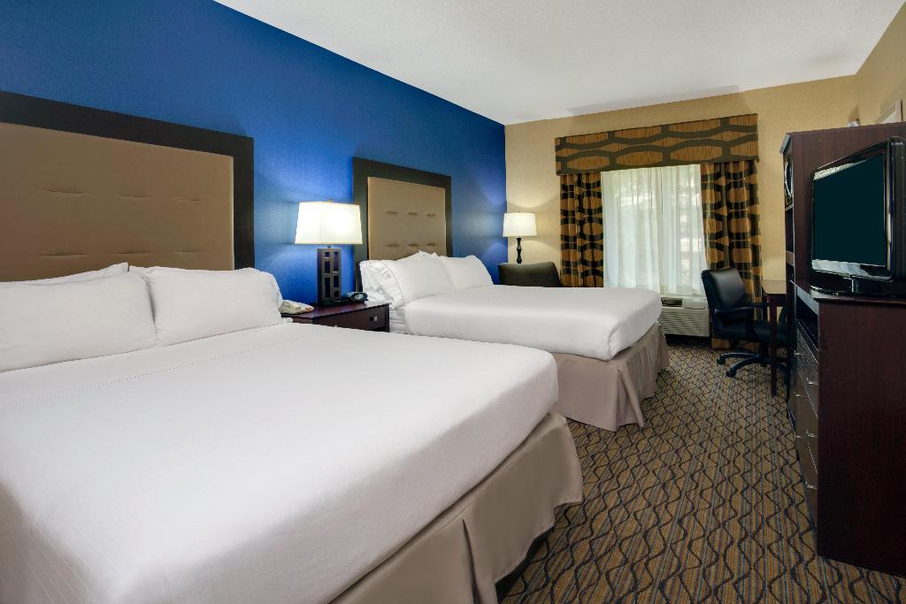 Holiday Inn Express and Suites Tower Center New Br