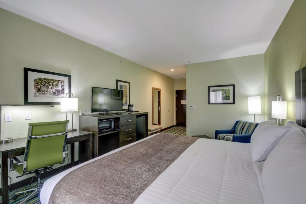 Holiday Inn Express & Suites Carrizo Springs
