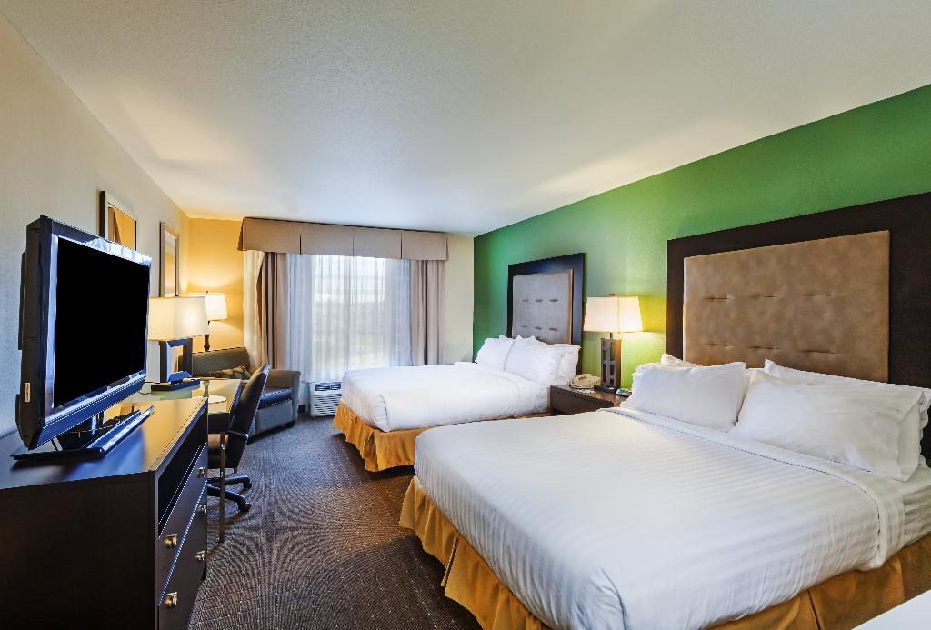 Holiday Inn Express and Suites Eagle Pass
