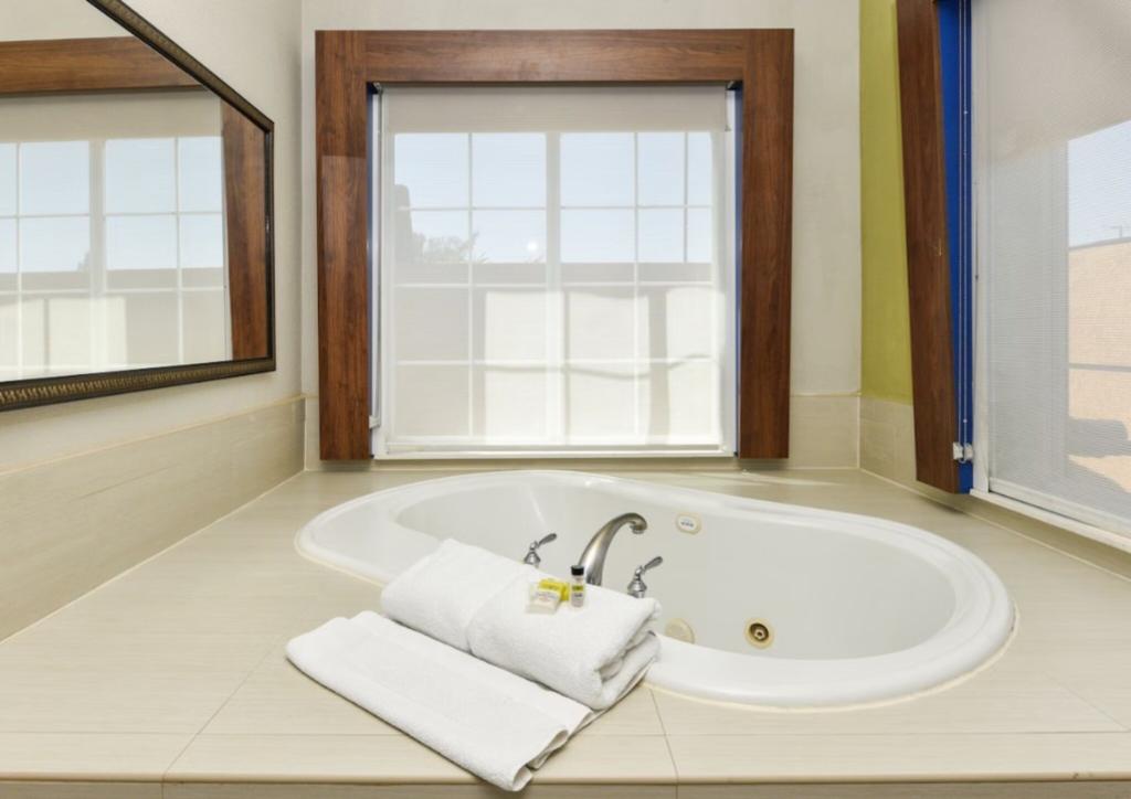 Holiday Inn Express and Suites Corona