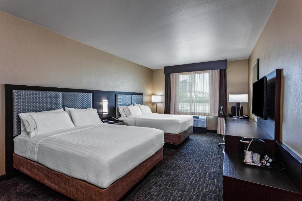 Holiday Inn Express and Suites Anaheim Resort Area