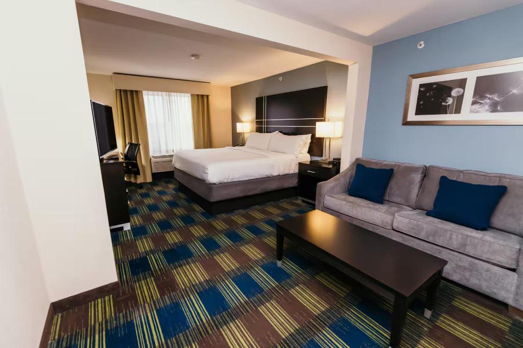 La Quinta Inn & Suites by Wyndham Ankeny IA / Des