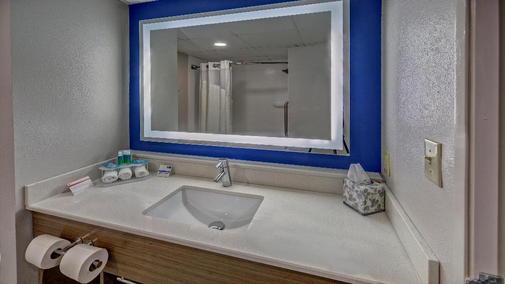 Holiday Inn Express and Suites Crossville