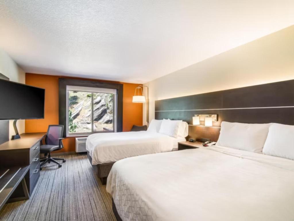 Holiday Inn Express and Suites Custer