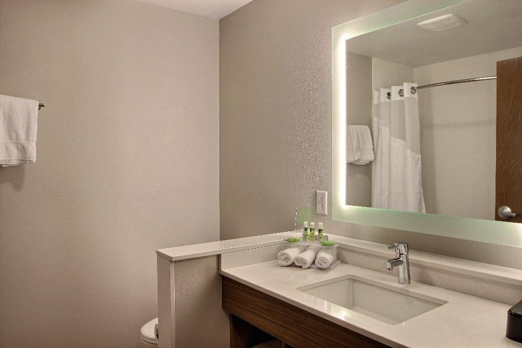 Holiday Inn Express and Suites Fond Du Lac