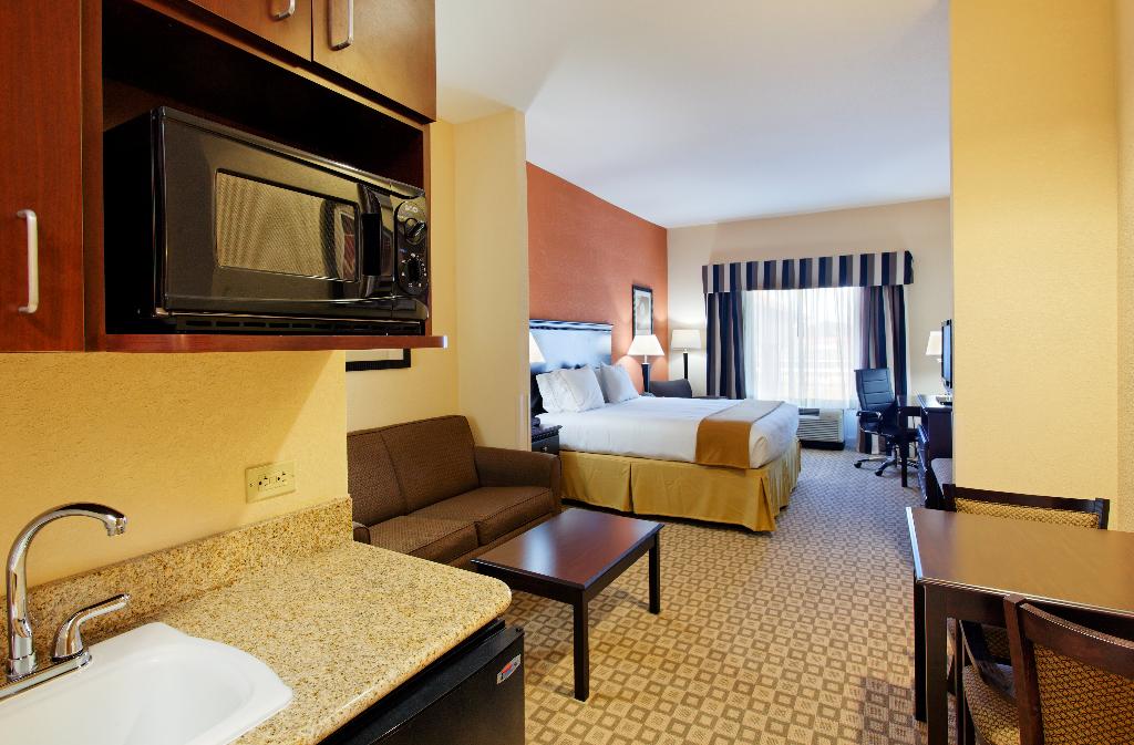 Holiday Inn Express and Suites Talladega