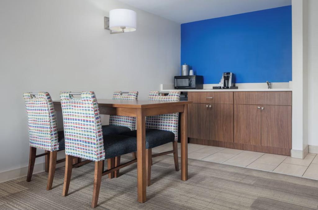 Holiday Inn Express & Suites Newport News By IHG