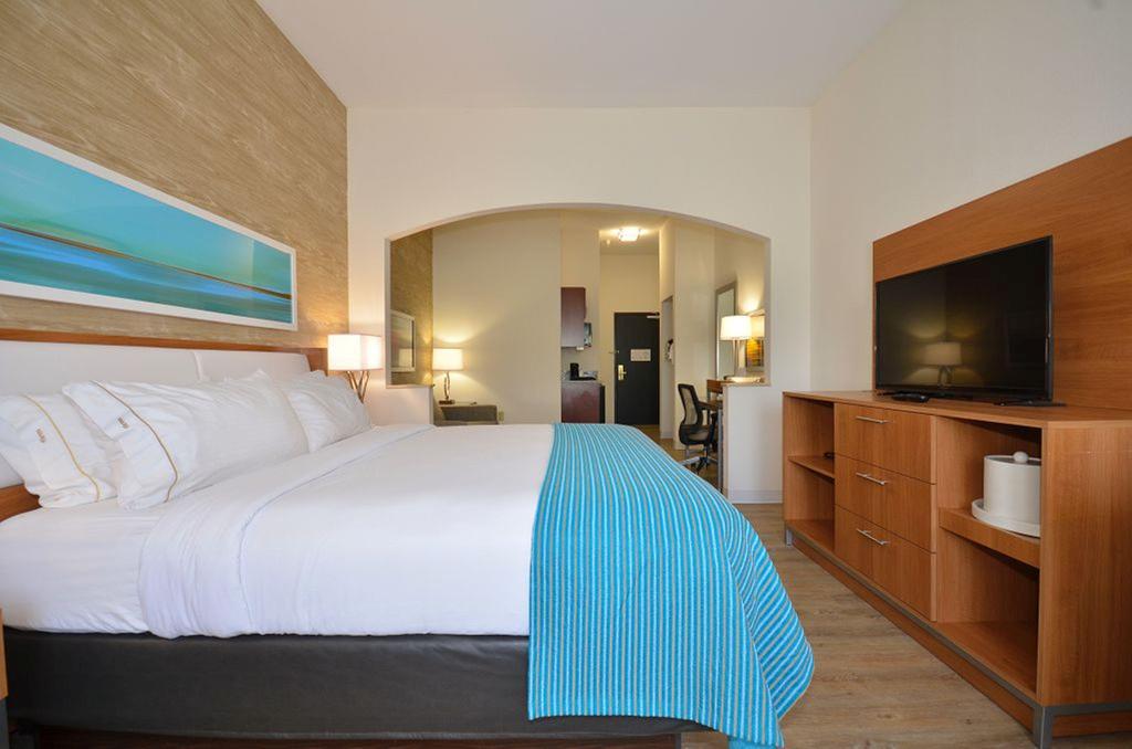 Holiday Inn Express & Suites Farmington By IHG
