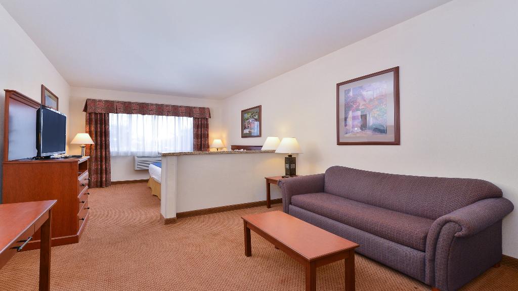 Holiday Inn Express Suites Farmington (Bloomfield)