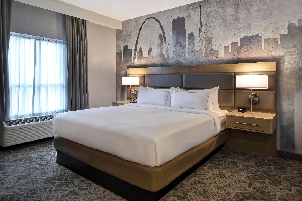 DoubleTree by Hilton St. Louis Airport