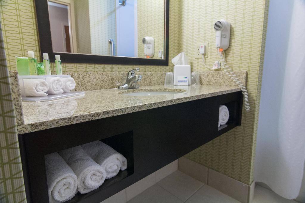 Holiday Inn Express and Suites Winchester