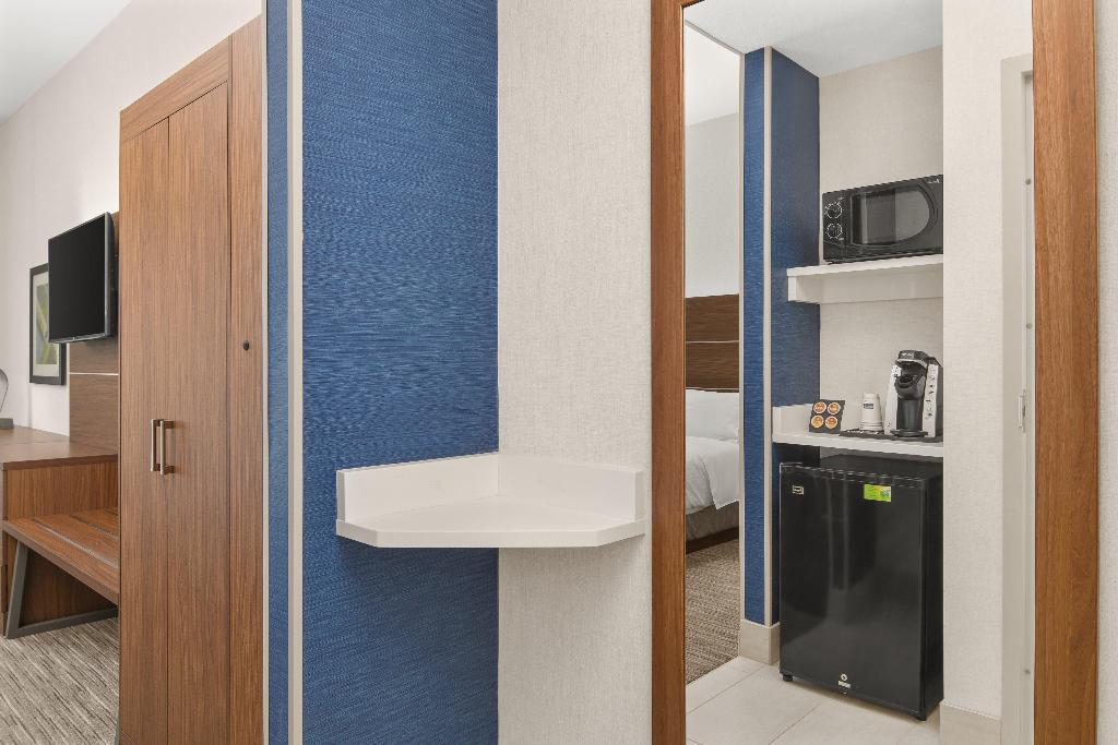 Holiday Inn Express and Suites Sacramento Airport
