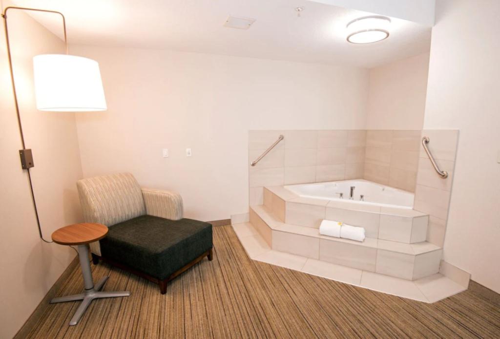 Holiday Inn Express and Suites Hinton