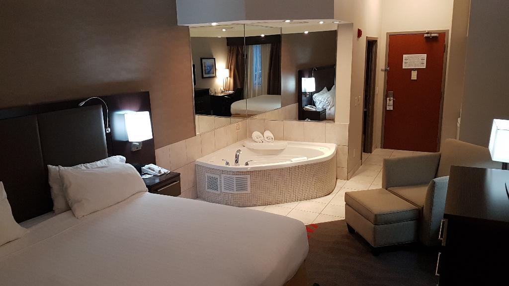 Holiday Inn Express and Suites Barrie