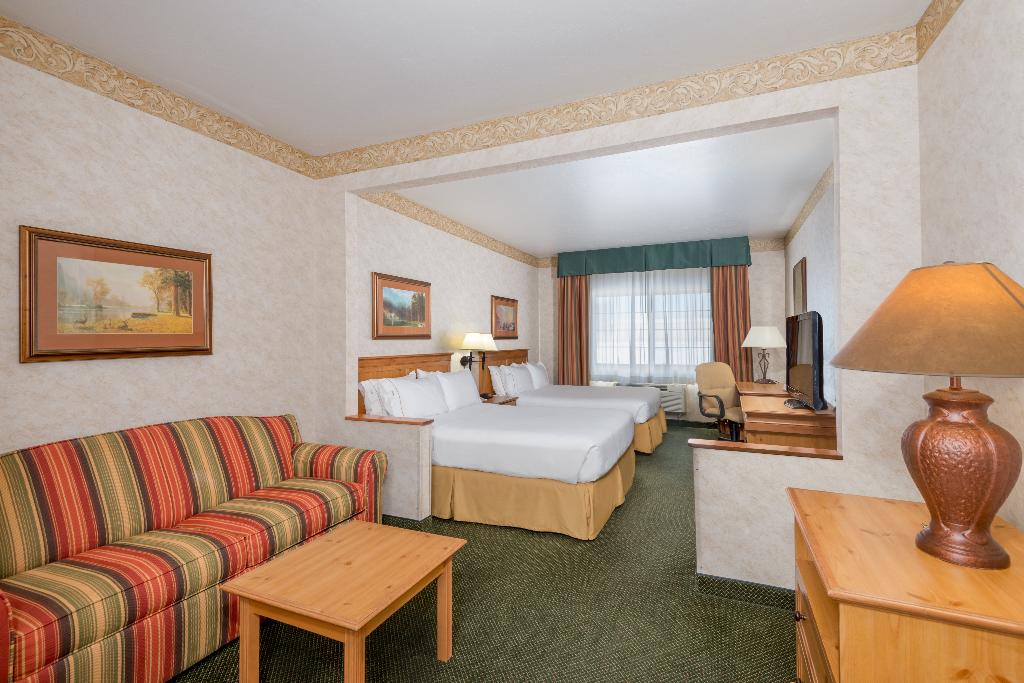 Holiday Inn Express and Suites Raton