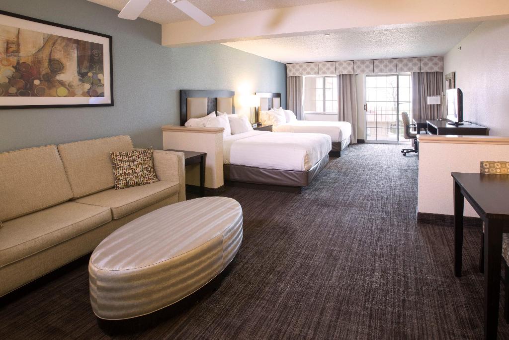 Holiday Inn Express Suites St. Joseph Lakefront