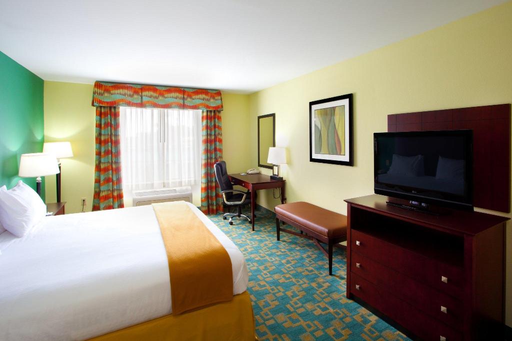 Holiday Inn Express and Suites Thornburg S. Freder