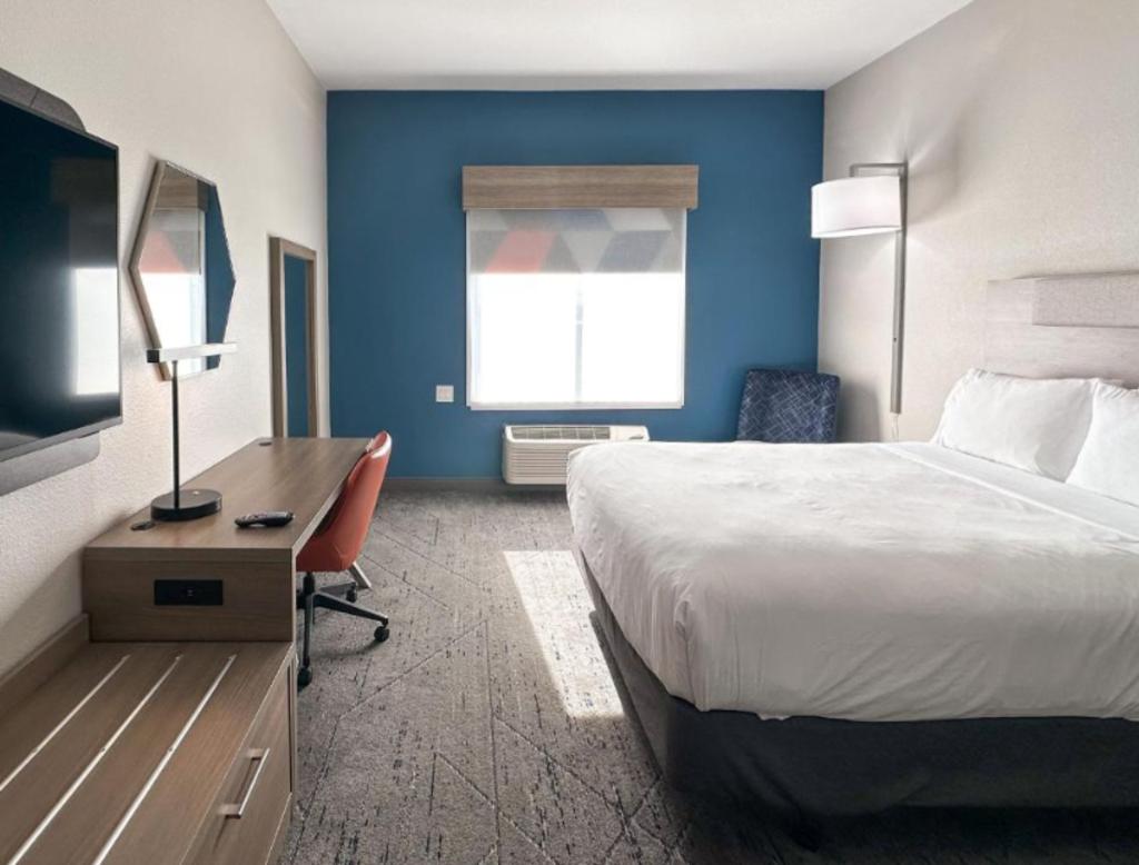 Holiday Inn Express & Suites Ennis By IHG