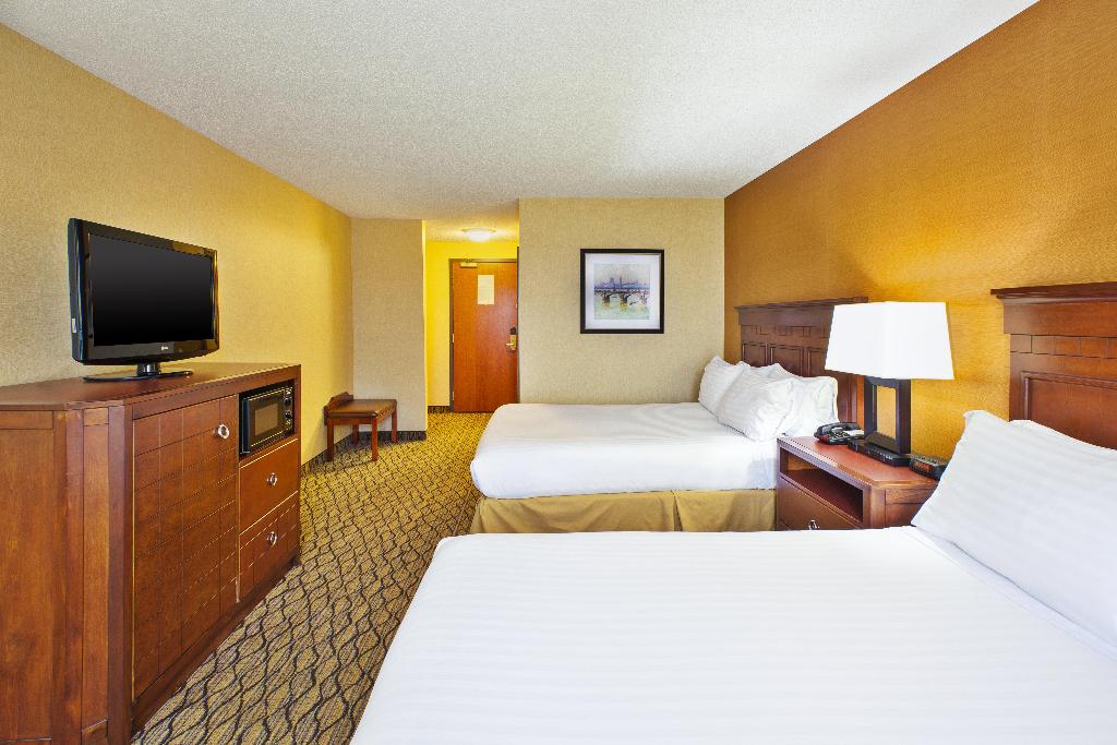 Holiday Inn Express and Suites Belleville Airport