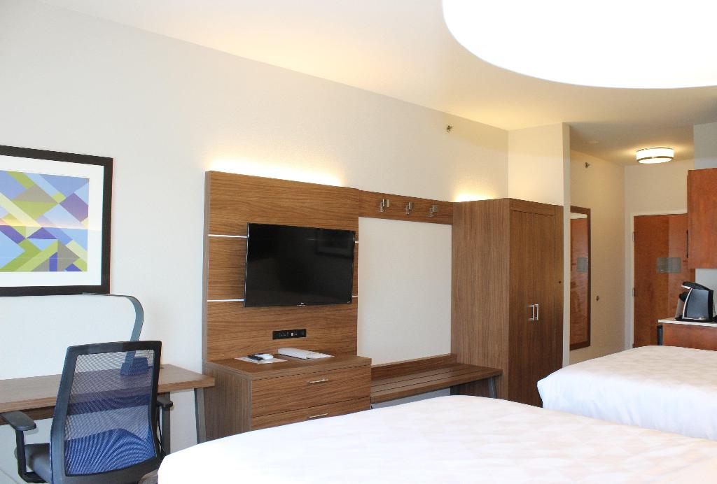 Holiday Inn Express and Suites Mansfield