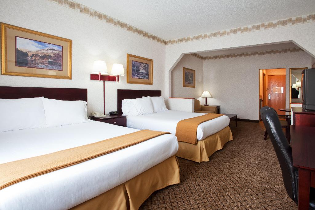 Holiday Inn Express and Suites Hiawassee