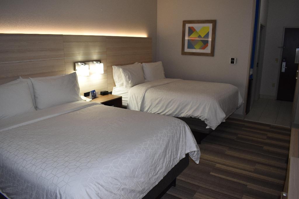 Holiday Inn Express & Suites Mcpherson By IHG