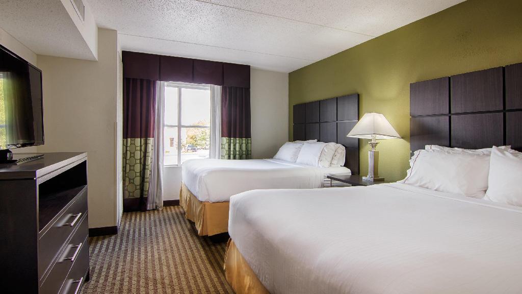 Holiday Inn Express and Suites Mooresville Lake No