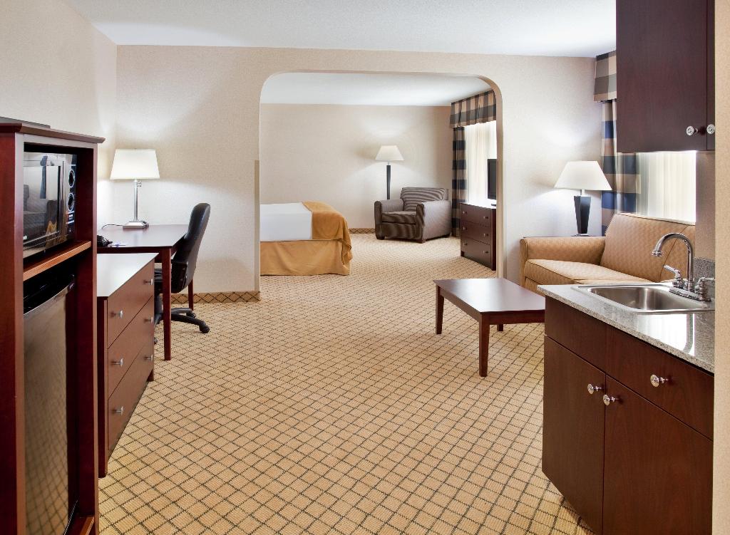 Holiday Inn Express & Suites Wichita Airport IHG