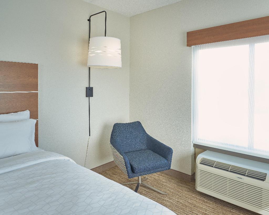 Holiday Inn Express and Suites Akron Regional Airp
