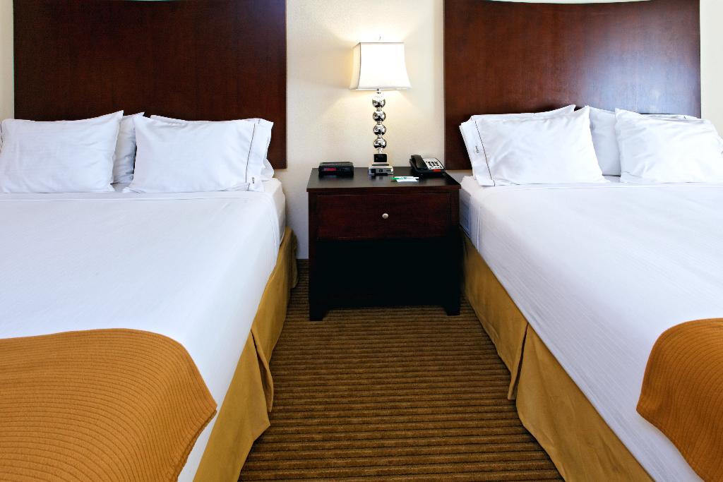 Holiday Inn Express and Suites Cleburne