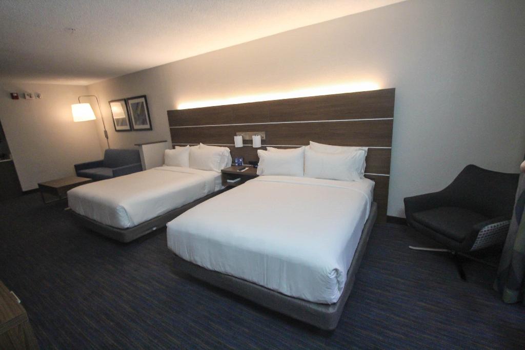 Holiday Inn Express and Suites Charleston North