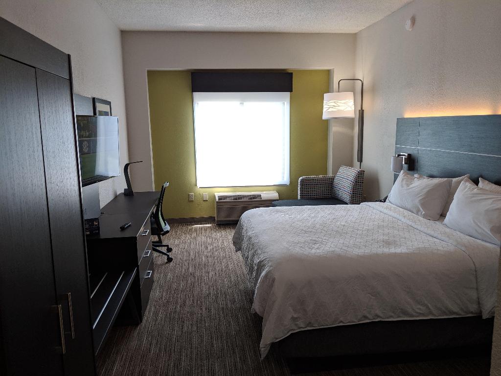 Holiday Inn Express and Suites Charlotte Concord I