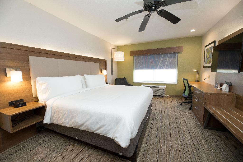 Holiday Inn Express and Suites Clinton