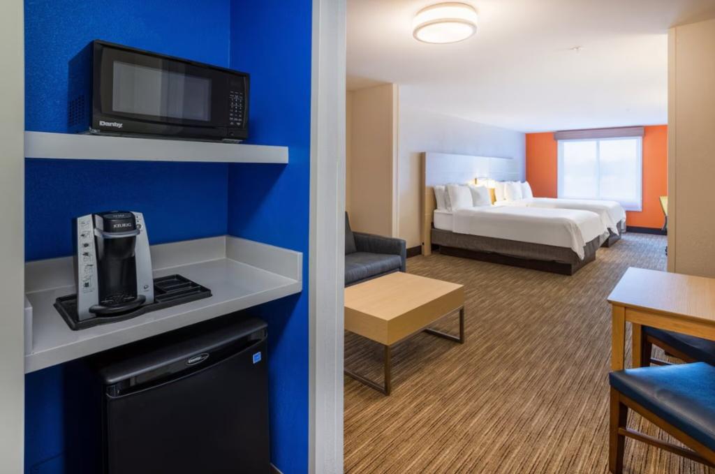 Holiday Inn Express and Suites Salisbury Delmar