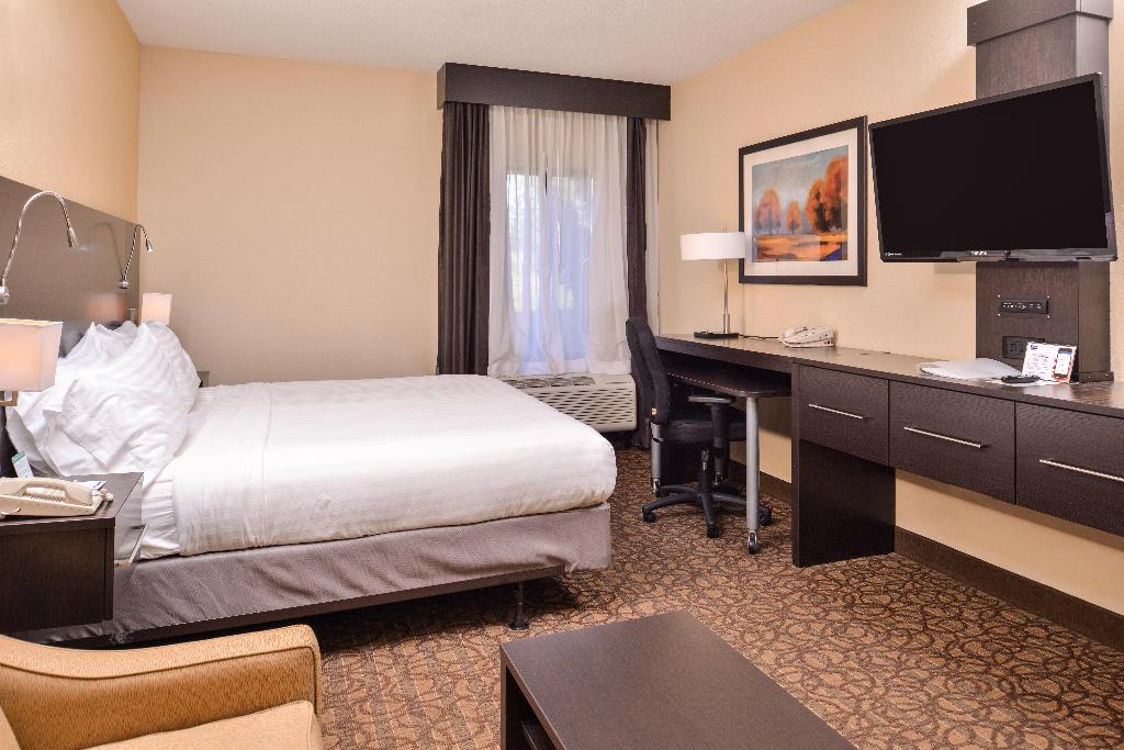 Holiday Inn Express and Suites Topeka West I 70 Wa